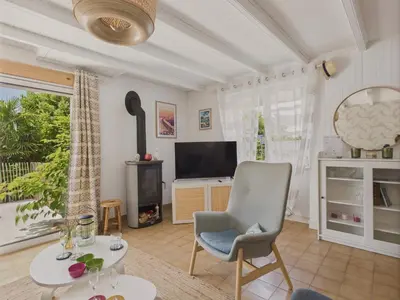 Télévision ou salle de divertissement dans l'établissement Grand jardin et terrasse - 4 adultes et 1 enfant