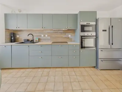 Cuisine ou kitchenette dans l'établissement Grand jardin et terrasse - 4 adultes et 1 enfant