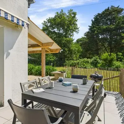 Grand jardin et terrasse - 4 adultes et 1 enfant