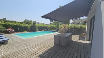 Piscine de l'établissement Les Tamaris ou située à proximité