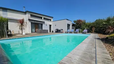 Piscine de l'établissement Les Tamaris ou située à proximité