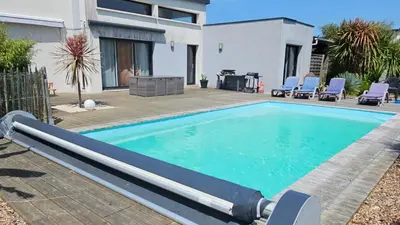 Piscine de l'établissement Les Tamaris ou située à proximité