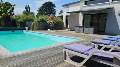 Piscine de l'établissement Les Tamaris ou située à proximité