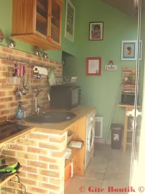 Cuisine ou kitchenette dans l'établissement Gîte Boutik
