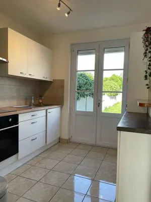 Cuisine ou kitchenette dans l'établissement La maison de Sophie à Saint Pol de Léon
