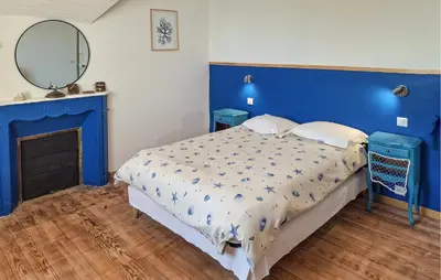 Un ou plusieurs lits dans un hébergement de l'établissement 3 Bedroom Amazing Home In Plouhinec
