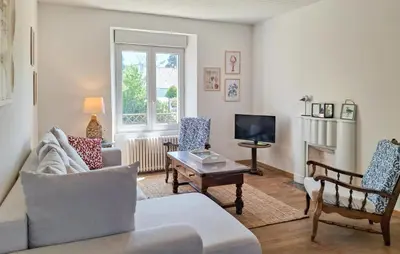Télévision ou salle de divertissement dans l'établissement 3 Bedroom Amazing Home In Plouhinec