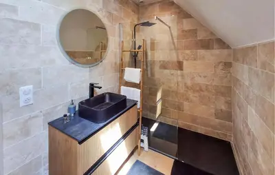 Salle de bains dans l'établissement 3 Bedroom Amazing Home In Plouhinec
