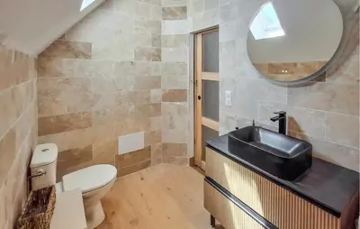 Salle de bains dans l'établissement 3 Bedroom Amazing Home In Plouhinec
