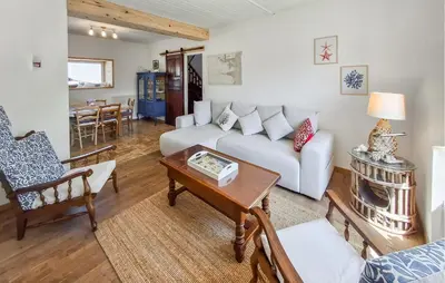 Coin salon dans l'établissement 3 Bedroom Amazing Home In Plouhinec