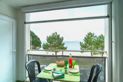Vue générale sur la mer ou vue sur la mer prise depuis l'appartement