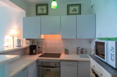 Cuisine ou kitchenette dans l'établissement Le Nid du Trez - Plage à 150 m