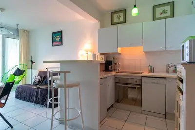 Cuisine ou kitchenette dans l'établissement Le Nid du Trez - Plage à 150 m