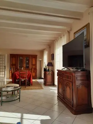 Télévision ou salle de divertissement dans l'établissement Maison familiale, front mer