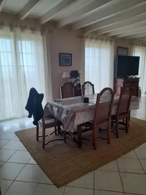Télévision ou salle de divertissement dans l'établissement Maison familiale, front mer