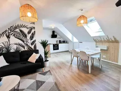 Coin salon dans l'établissement appartement deux chambres avec balcon et petite terrasse