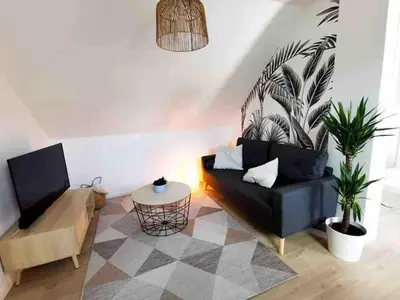Coin salon dans l'établissement appartement deux chambres avec balcon et petite terrasse