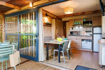Cuisine ou kitchenette dans l'établissement Camping de Lochrist