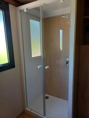 Salle de bains dans l'établissement Camping de Lochrist