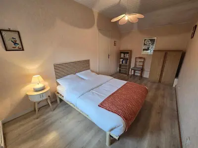 Un ou plusieurs lits dans un hébergement de l'établissement Authentique maison bretonne avec jardin fleuri