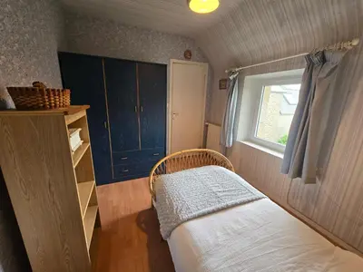 Un ou plusieurs lits dans un hébergement de l'établissement Authentique maison bretonne avec jardin fleuri