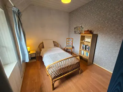 Un ou plusieurs lits dans un hébergement de l'établissement Authentique maison bretonne avec jardin fleuri