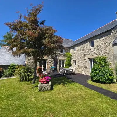 Authentique maison bretonne avec jardin fleuri