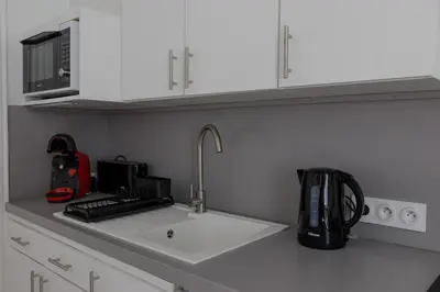 Cuisine ou kitchenette dans l'établissement charmant deux pièces 5 min de la plage