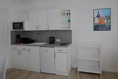 Cuisine ou kitchenette dans l'établissement charmant deux pièces 5 min de la plage