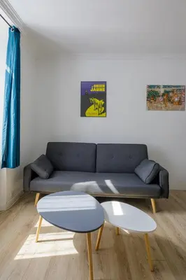 Coin salon dans l'établissement charmant deux pièces 5 min de la plage