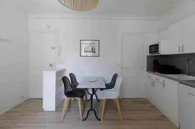 Cuisine ou kitchenette dans l'établissement charmant deux pièces 5 min de la plage