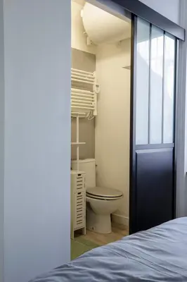 Salle de bains dans l'établissement charmant deux pièces 5 min de la plage