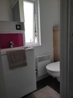 Salle de bains dans l'établissement Mobil home TAOS Luxe H20 - Camping de Lanniron