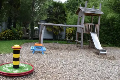 Aire de jeux pour enfants de l'établissement Mobil home TAOS Luxe H20 - Camping de Lanniron