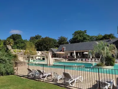 Piscine de l'établissement Mobil home TAOS Luxe H20 - Camping de Lanniron ou située à proximité