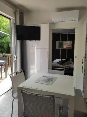 Télévision ou salle de divertissement dans l'établissement Mobil home TAOS Luxe H20 - Camping de Lanniron