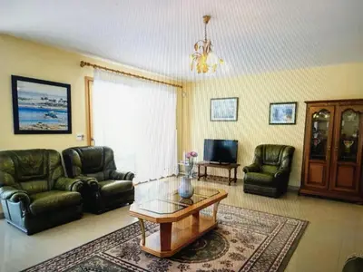 Coin salon dans l'établissement Villa spacieuse à Concarneau avec piscine privée