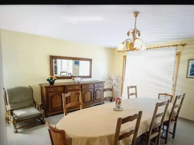 Coin salon dans l'établissement Villa spacieuse à Concarneau avec piscine privée