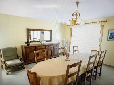 Coin salon dans l'établissement Villa spacieuse à Concarneau avec piscine privée