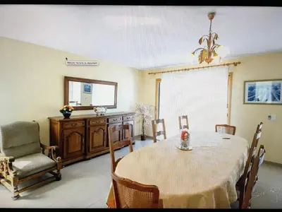 Coin salon dans l'établissement Villa spacieuse à Concarneau avec piscine privée