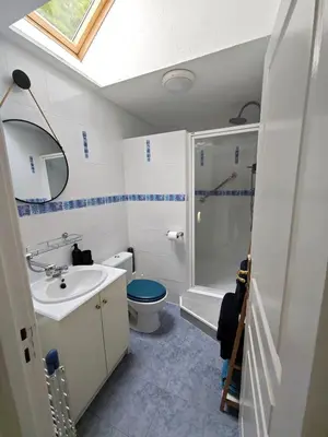 Salle de bains dans l'établissement Charmante petite maison de campagne