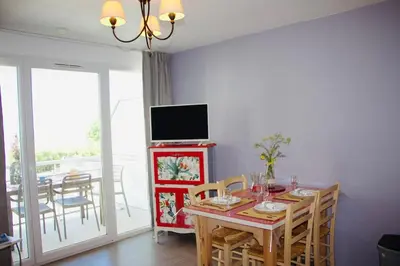 Télévision ou salle de divertissement dans l'établissement Appartement vue mer, GR 34 et plage au pied !