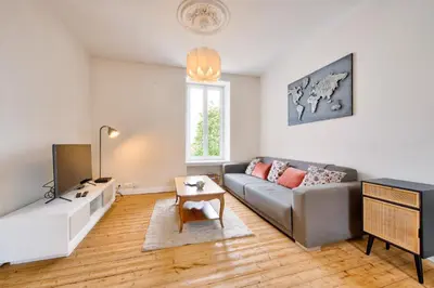 Télévision ou salle de divertissement dans l'établissement Vue mer - Maison pour 8 avec jardin et terrasse