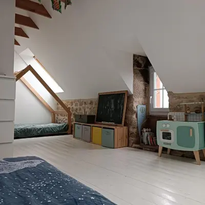 Télévision ou salle de divertissement dans l'établissement maison bretonne plage à pied