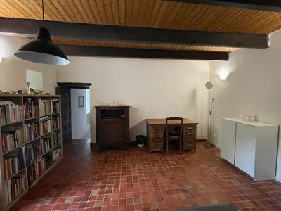 Bibliothèque dans la maison de vacances