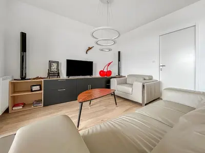 Télévision ou salle de divertissement dans l'établissement T2 Lumineux - Proche Plage & Technopôle - Parking Privé, Bureau & Wifi Rapide