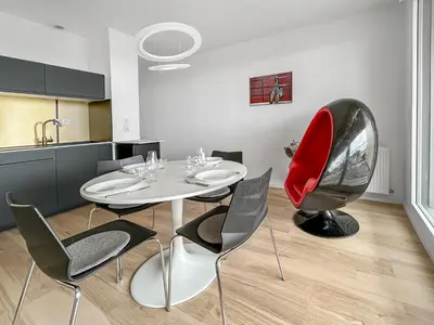 Coin salon dans l'établissement T2 Lumineux - Proche Plage & Technopôle - Parking Privé, Bureau & Wifi Rapide