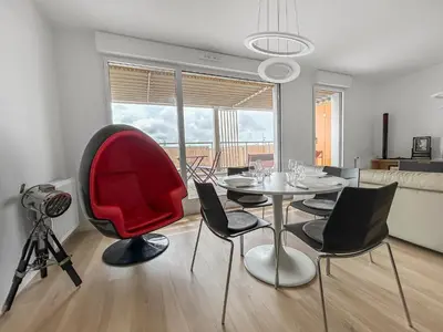 Coin salon dans l'établissement T2 Lumineux - Proche Plage & Technopôle - Parking Privé, Bureau & Wifi Rapide