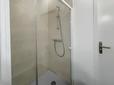 Salle de bains dans l'établissement T2 Lumineux - Proche Plage & Technopôle - Parking Privé, Bureau & Wifi Rapide