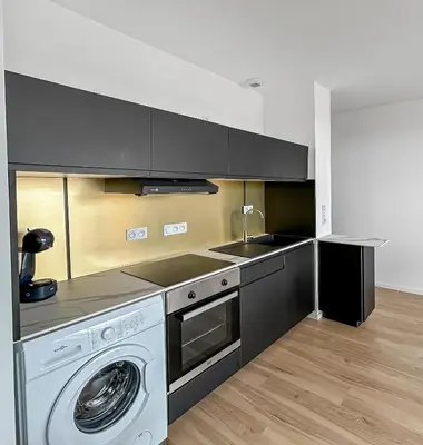 Cuisine ou kitchenette dans l'établissement T2 Lumineux - Proche Plage & Technopôle - Parking Privé, Bureau & Wifi Rapide